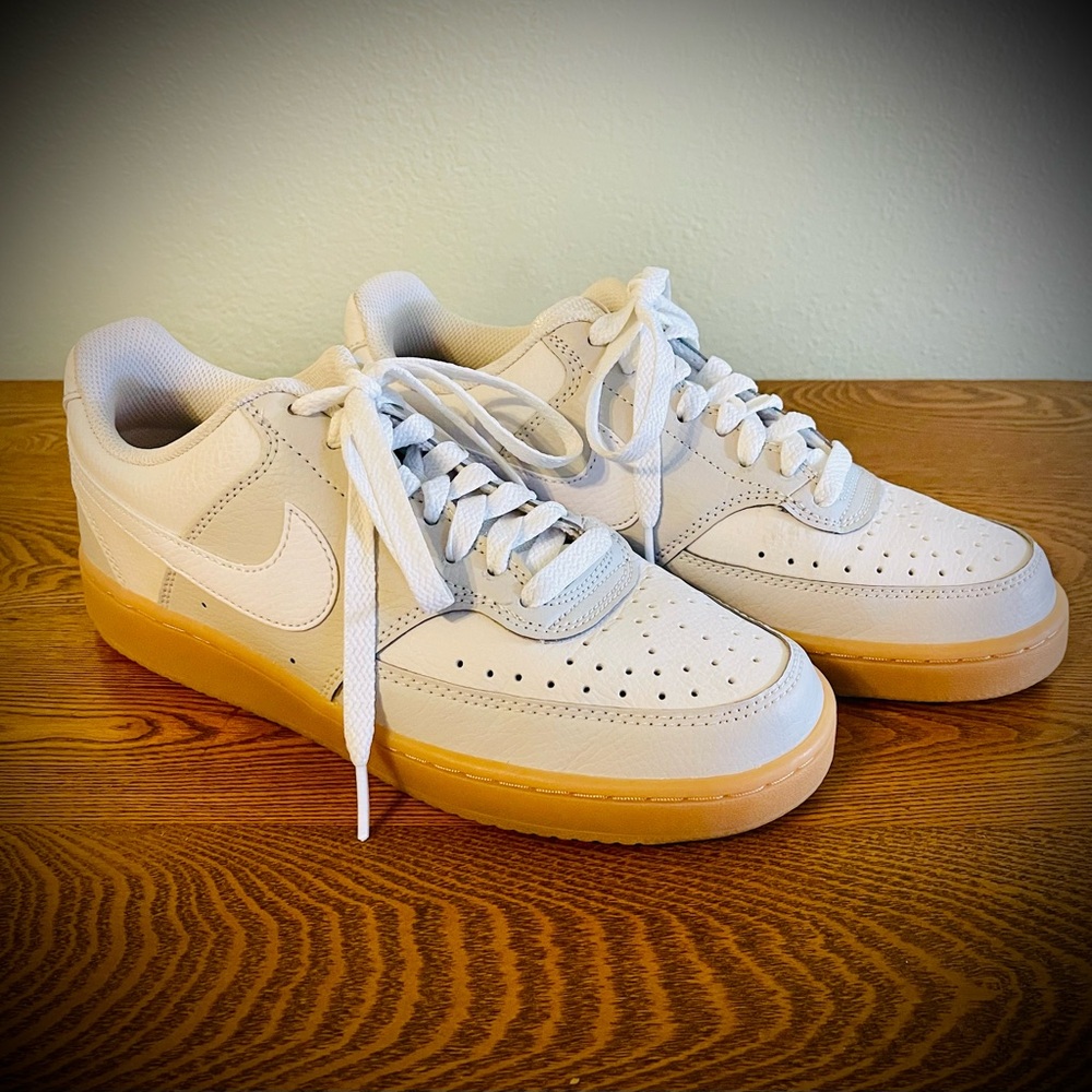 Nike Low-Top Sneakers in White with Gum Sole